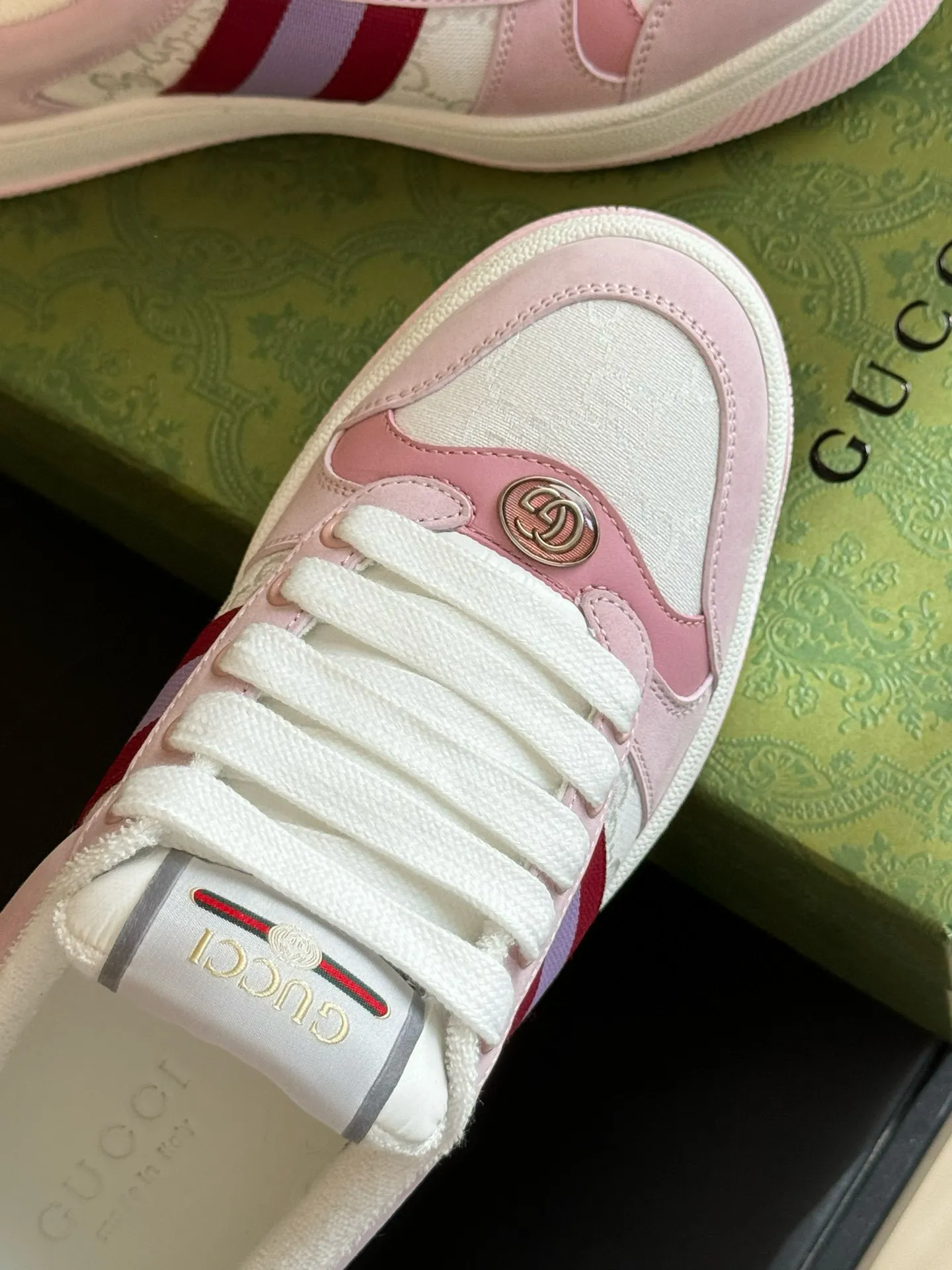 Ex-factory price: 540💰 GUCCI Gucci's newly upgraded back cover lining, top-notch old dirty shoes, classic casual sports shoes for couples, retro sneakers and old G family dirty shoes, updated at the counter simultaneously! ①The shoe upper has the same water-based edge coating process as the original version⚠️The ordinary oil edges on the market have a strong glue feel and are easy to fall off! Grade A first-layer nubuck leather (with pores)/matching computer embroidered double G cloth, high-density terry velvet lining. ② A PVC transparent small round mark sealing line is added to the details of the midsole. The mold is opened six times and the jewelry craftsmanship is used to customize the two-color double G buckle, striving to be the same as the original version. A pair of buttons is more than three times more expensive than ordinary buckles on the market. ③An old two-color washable label, the chip is placed on the outer waist of the right foot, the entire shoe is completely hollowed out with rubber technology, TUP material (rubber to distinguish the market) with the latest green packaging from the counter, 3D printed handbag, and a pair of shoelaces. There is no pressure when entering and exiting the counter. You can buy a 1:1 accurate replica of the original version and modify and upgrade it repeatedly. The details are perfectly restored, the materials are all customized, and they are truly top-notch. Please look at the details clearly to identify the quality. Upper: First-layer frosted cowhide/embroidered double G cloth. Lining: original high-density velvet lining. Foot pads: original pearlescent sheepskin. Outsole: private molded vacuum TPU material. Packaging: original top-grade full set packaging at the counter. Shoe size: women's size 35-40, men's size 39-44 (men's size 38, 45🉑️customized, non-returnable)